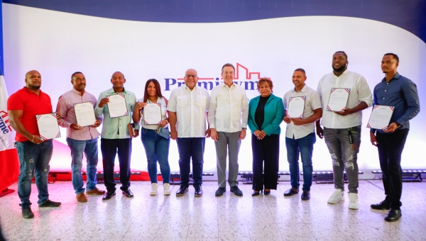 Gobierno entrega RD$90 millones en créditos a 500 microempresarios de Pedro Brand